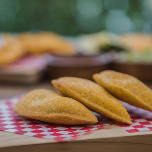 EMPANADA CONGELADA RELLENA DE CARNE DE RES Y PAPA